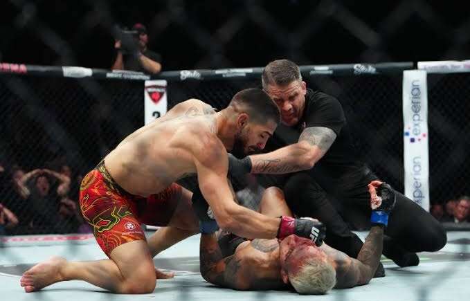 Topuria vs Oliveira